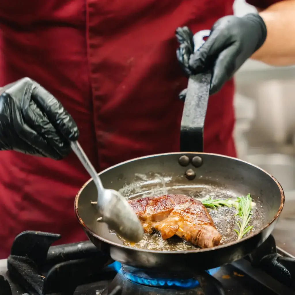 Steak sütés közben